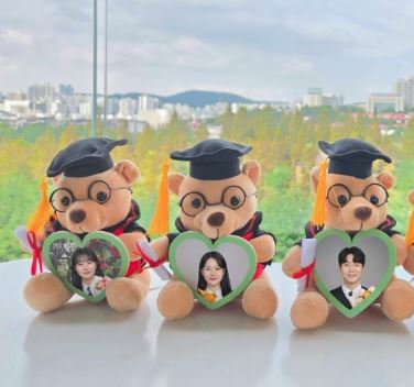 똘망 졸업 포토 곰돌이