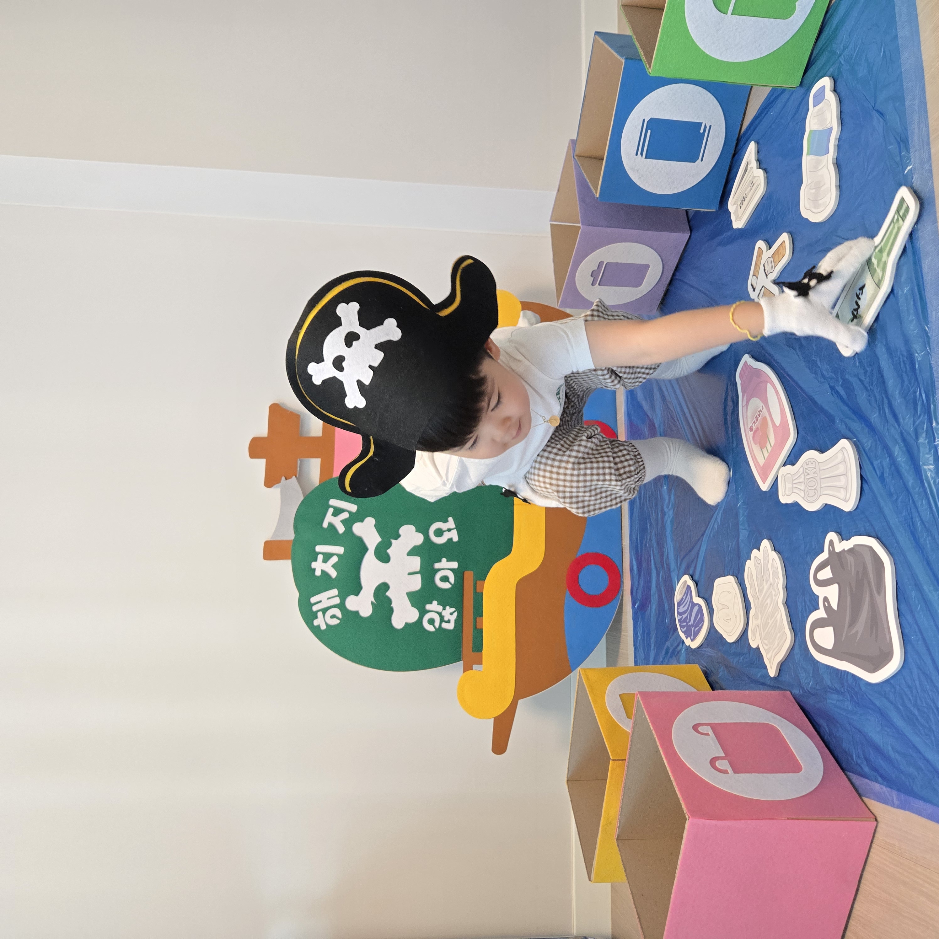 바다쓰레기를 줍는 착한해적